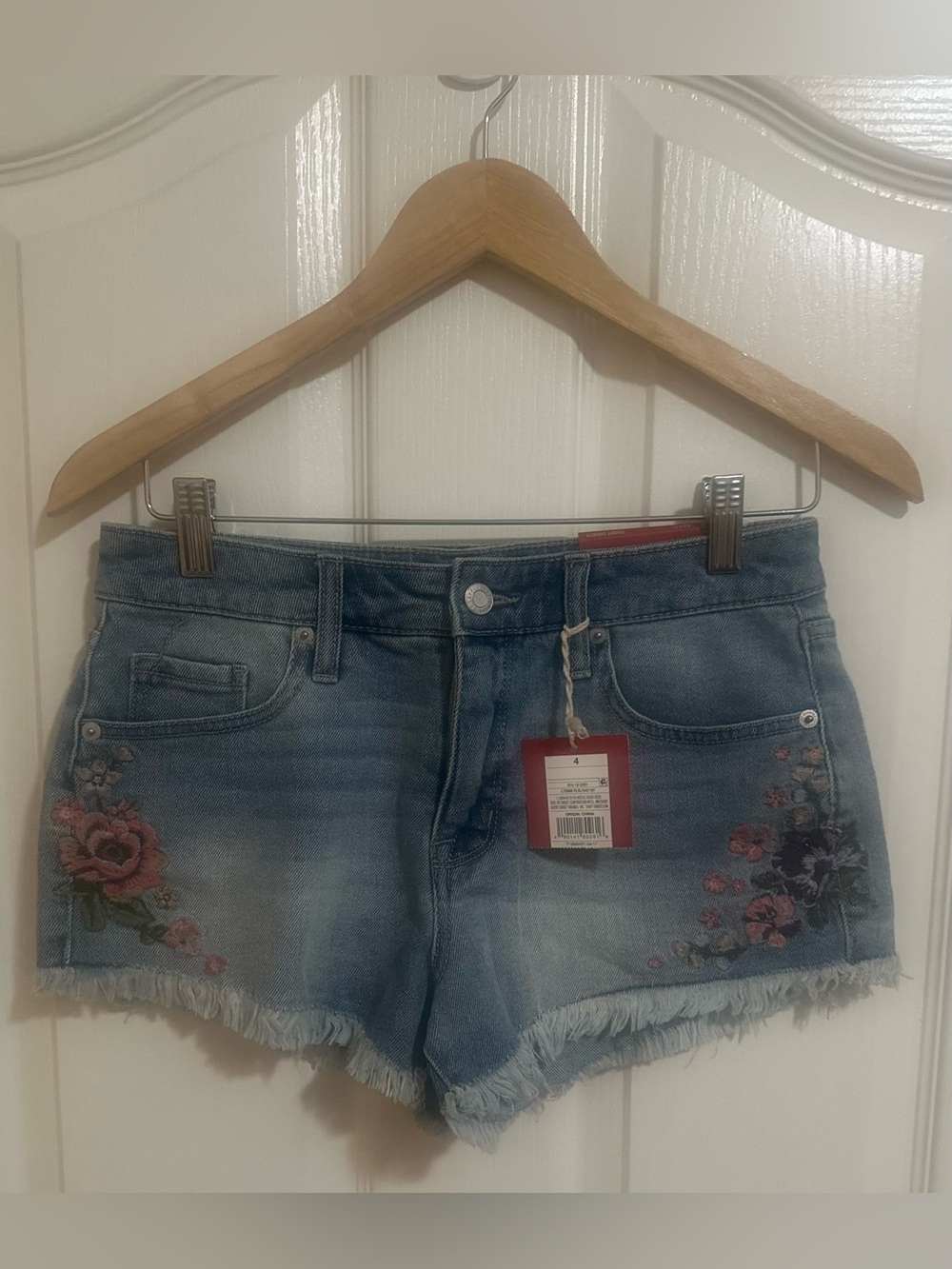 NWT‎ Denim Embroidered Flower Mossimo Jean Mini Shorts Frayed Festival Beach 4.